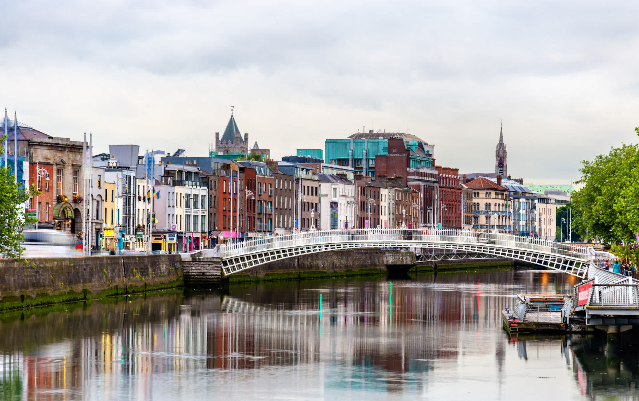 Vue sur des maisons colorées et le pont Ha'penny à Dublin, en Irlande