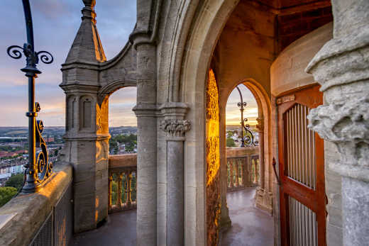 Sonnenuntergang auf dem Cabot Tower, Bristol, England.