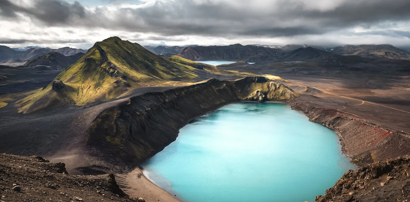 Landmannalaugar, Island Vulkanlandschaft mit türkisfarbenem Kratersee, Landmannalaugar, Island.