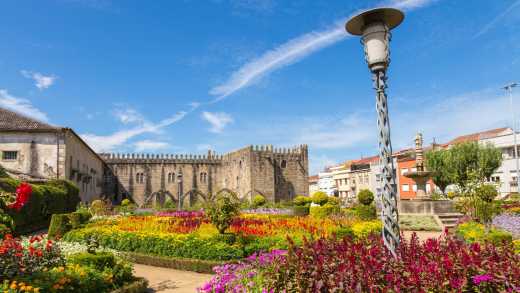 Blick auf den Jardim de Santa Bárbara, ein kleiner Platz mit kunstvoll angelegtem Garten