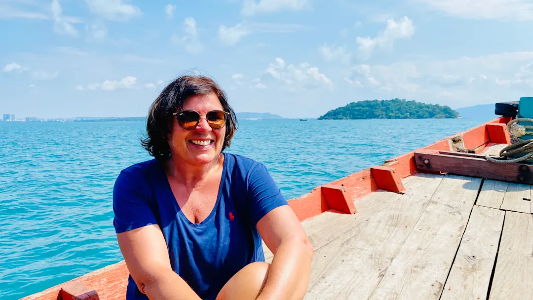 Vera sitzt auf einem Boot in der Sonne, Kambodscha