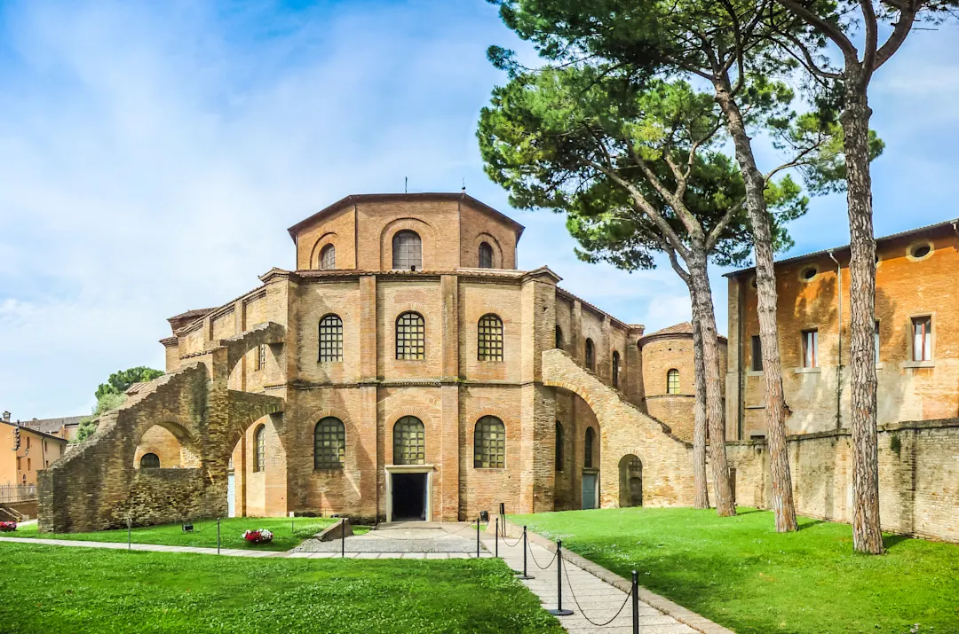 Italien, Ravenna, Basilika di San Vitale Der Blick zur berühmten Basilika di San Vitale in Ravenna, Italien.