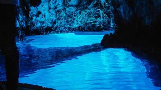 Menschen, die die spektakuläre Blaue Höhle mit dem Boot auf der Insel Bisevo, Kroatien
