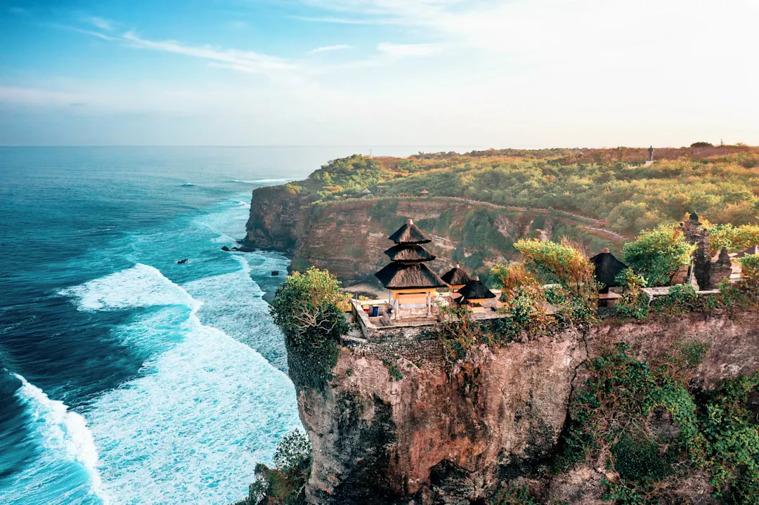 Bali, Indonesien, Luftaufnahme des Uluwatu-Tempels bei Sonnenaufgang