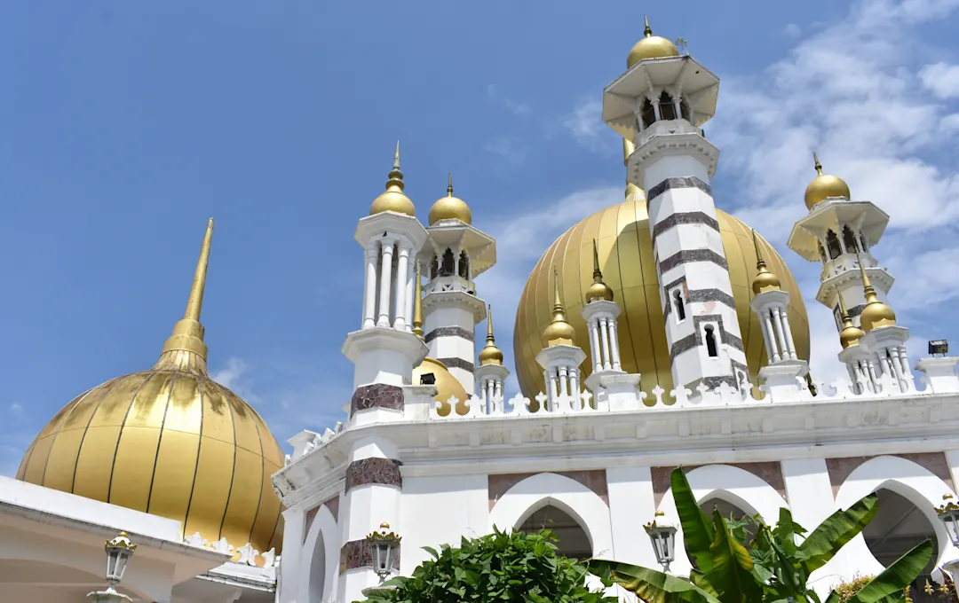 Goldene Kuppeln der Königlichen Ubudiah-Moschee in Kuala Kangsar, Malaysia