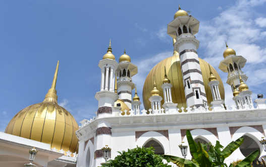 Goldene Kuppeln der Königlichen Ubudiah-Moschee in Kuala Kangsar, Malaysia