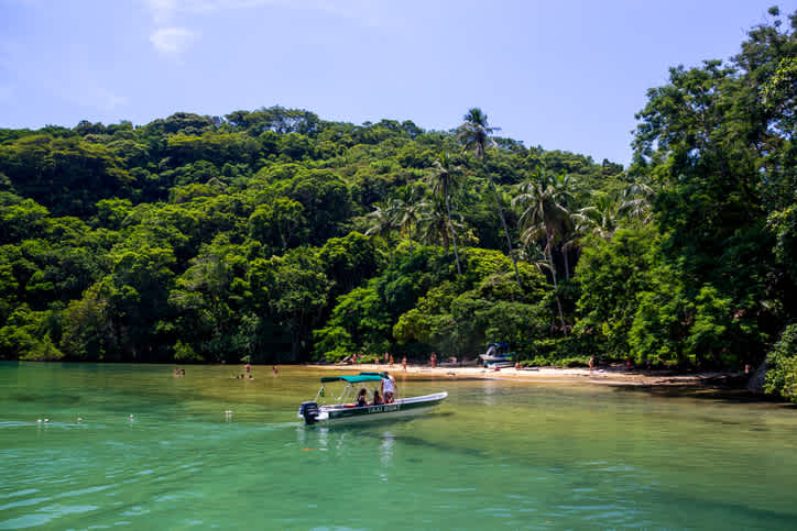 Profitez de votre voyage au Brésil pour faire une croisière en bateau vers la magnifique Ilha Grande.