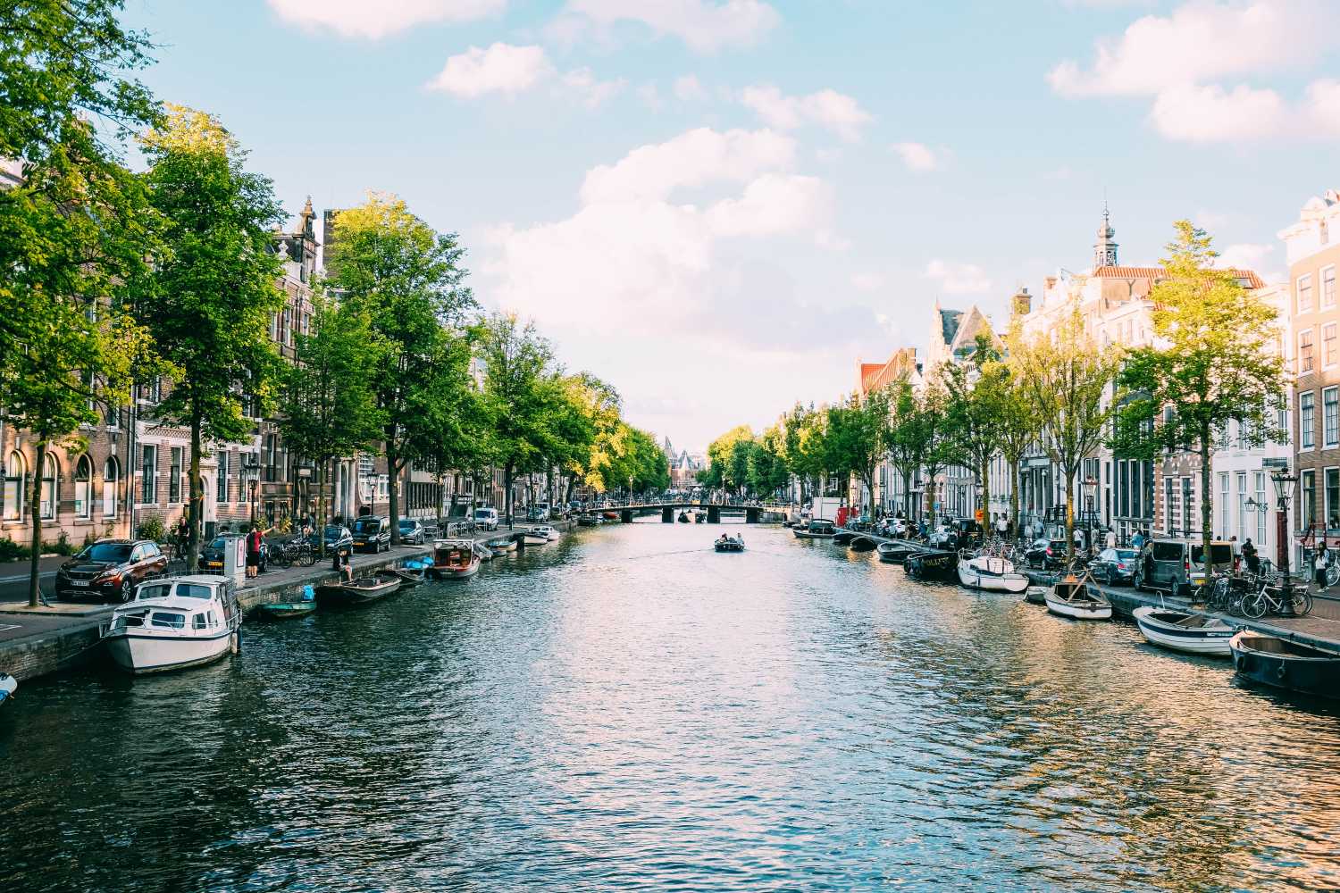 Blick auf eine Gracht in Amsterdam - bei einem Amsterdam Urlaub zu erleben