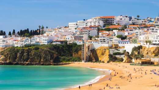 Blick auf die Stadt und den Strand von Albufeira, Algarve, Portugal