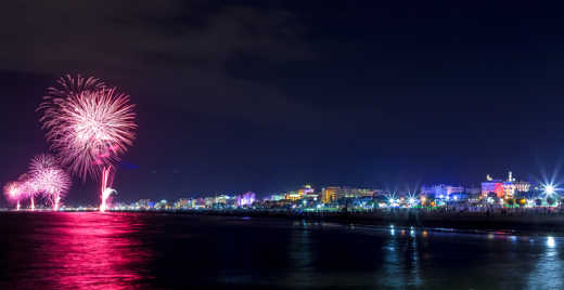 Genießen Sie das Feuerwerk während der Veranstaltung Notte Rosa während Ihrer Reise nach Rimini.