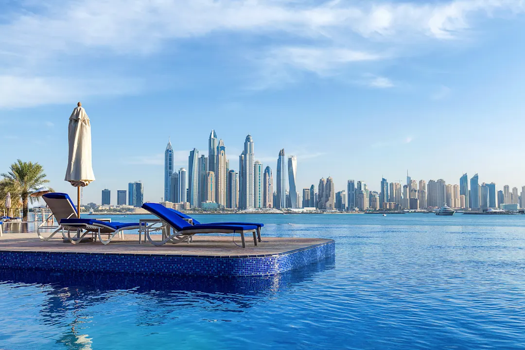 Blick auf den Infinity-Pool und Dubai Marina, VAE.