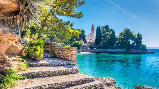 Aufnahme eines Klosters an der Küste auf der Insel Brač