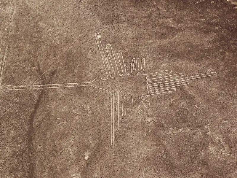 Ica, Nasca, Peru Luftaufnahme einer berühmten Nasca-Linie in Form eines Kolibris. Nazca, Ica, Peru.