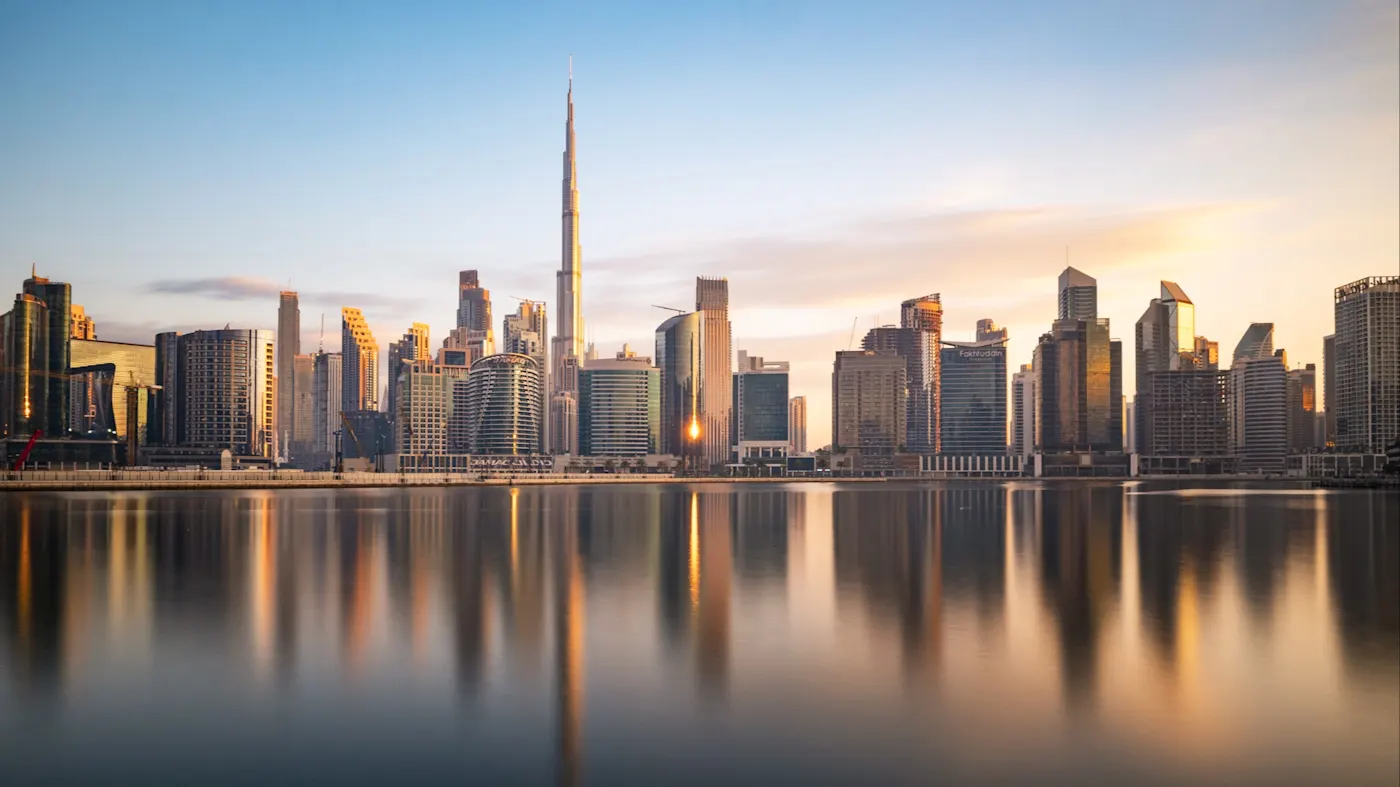 Dubai, Dubai, Vereinigte Arabische Emirate Skyline von Dubai mit dem Burj Khalifa und modernen Hochhäusern bei Sonnenuntergang. Dubai, Dubai, Vereinigte Arabische Emirate.