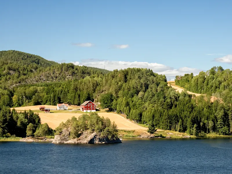 Blick auf einen Fluss und die umliegende Berglandschaft, Telemark, Norwegen.