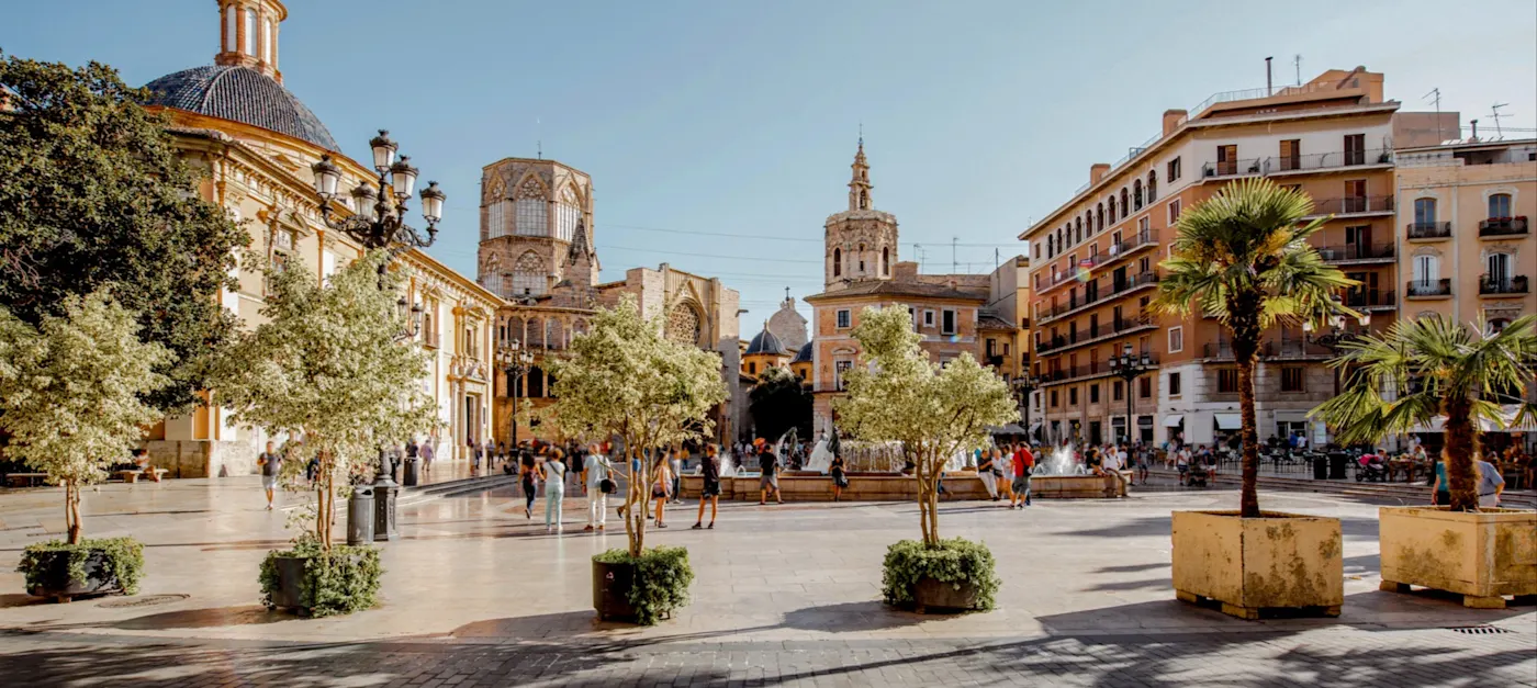 Plaza de la Virgen mit Kathedrale und historischen Gebäuden in Valencia. Valencia, Valencia, Spanien.