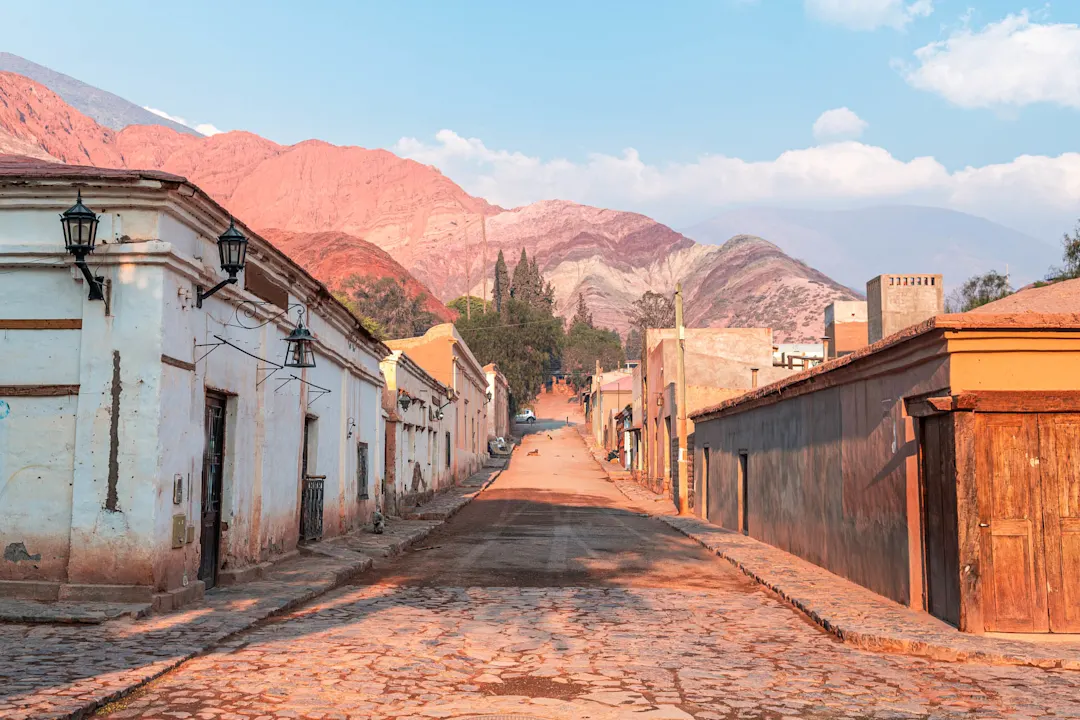 Purmamarca, die berühmteste Stadt der Provinz Jujuy, mit den Bergen im Hintergrund und Häusern aus Lehmziegeln