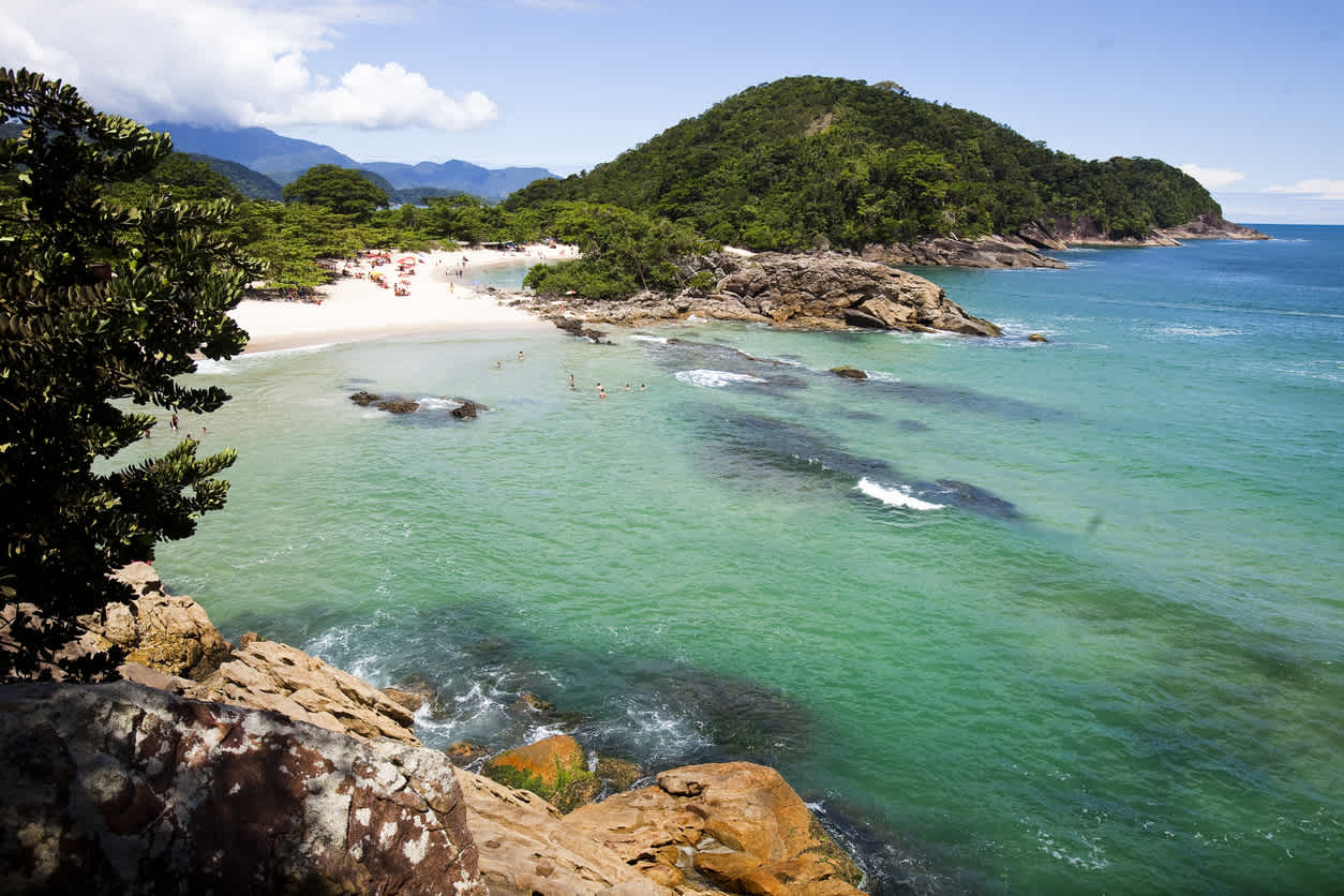 Blick auf die wunderschöne Bucht von Paraty in Brasilien