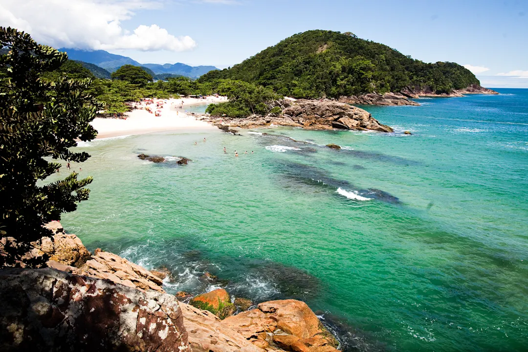 Blick auf die wunderschöne Bucht von Paraty in Brasilien