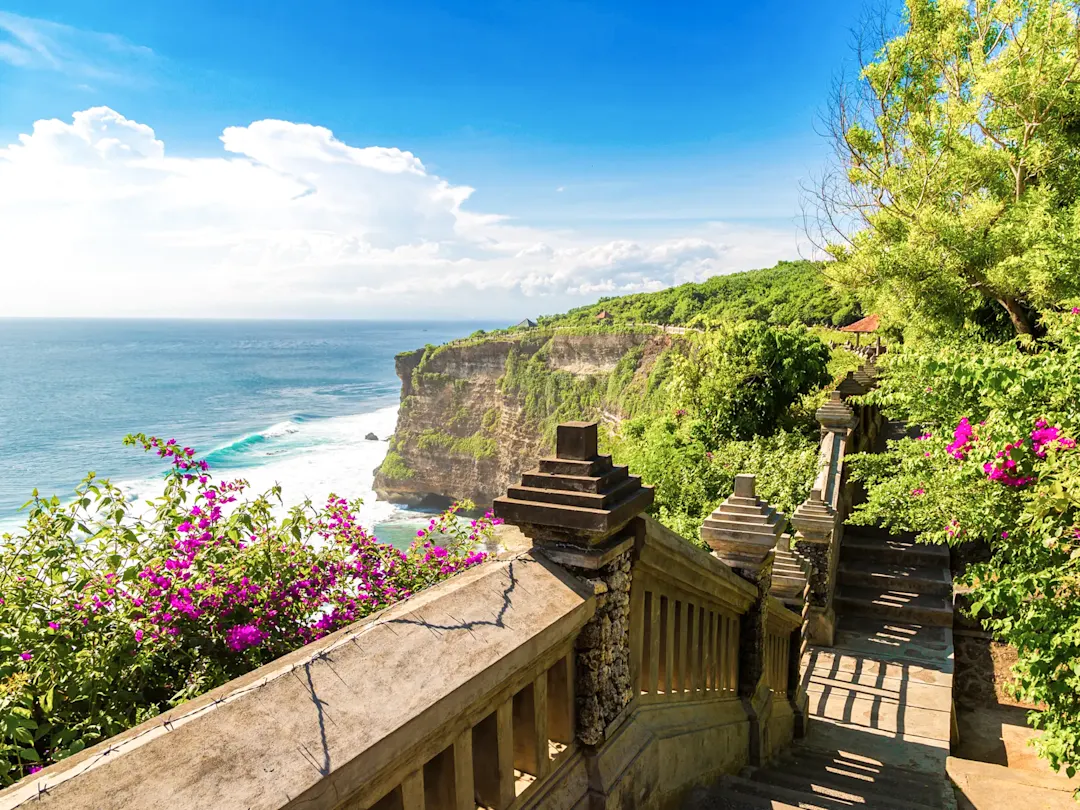 Steile Klippen mit Blick auf den Indischen Ozean. Uluwatu, Bali, Indonesien.