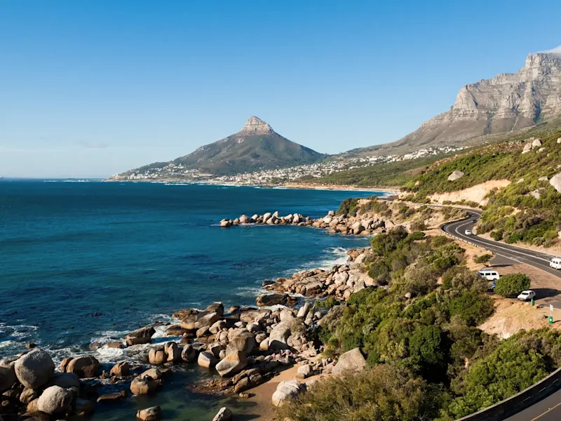 Südafrika, Westkap, Kapstadt, Küstenstraße Küstenstraße mit Blick auf das Meer und den Lions Head bei klarem Himmel. Kapstadt, Westkap, Südafrika.