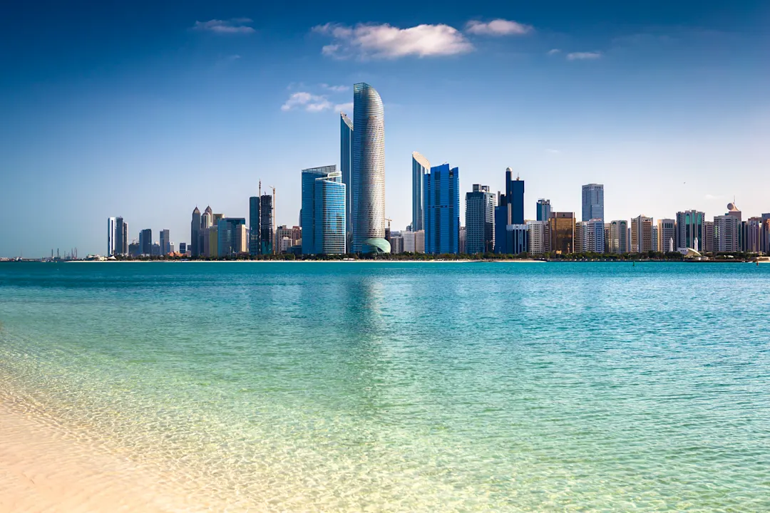 Blick auf die Skyline von Abu Dhabi von einem Strand aus