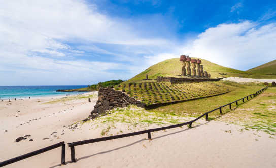 Foto von Ahu Nao-Nao am Strand von Anakena mit sieben Moais-Statuen