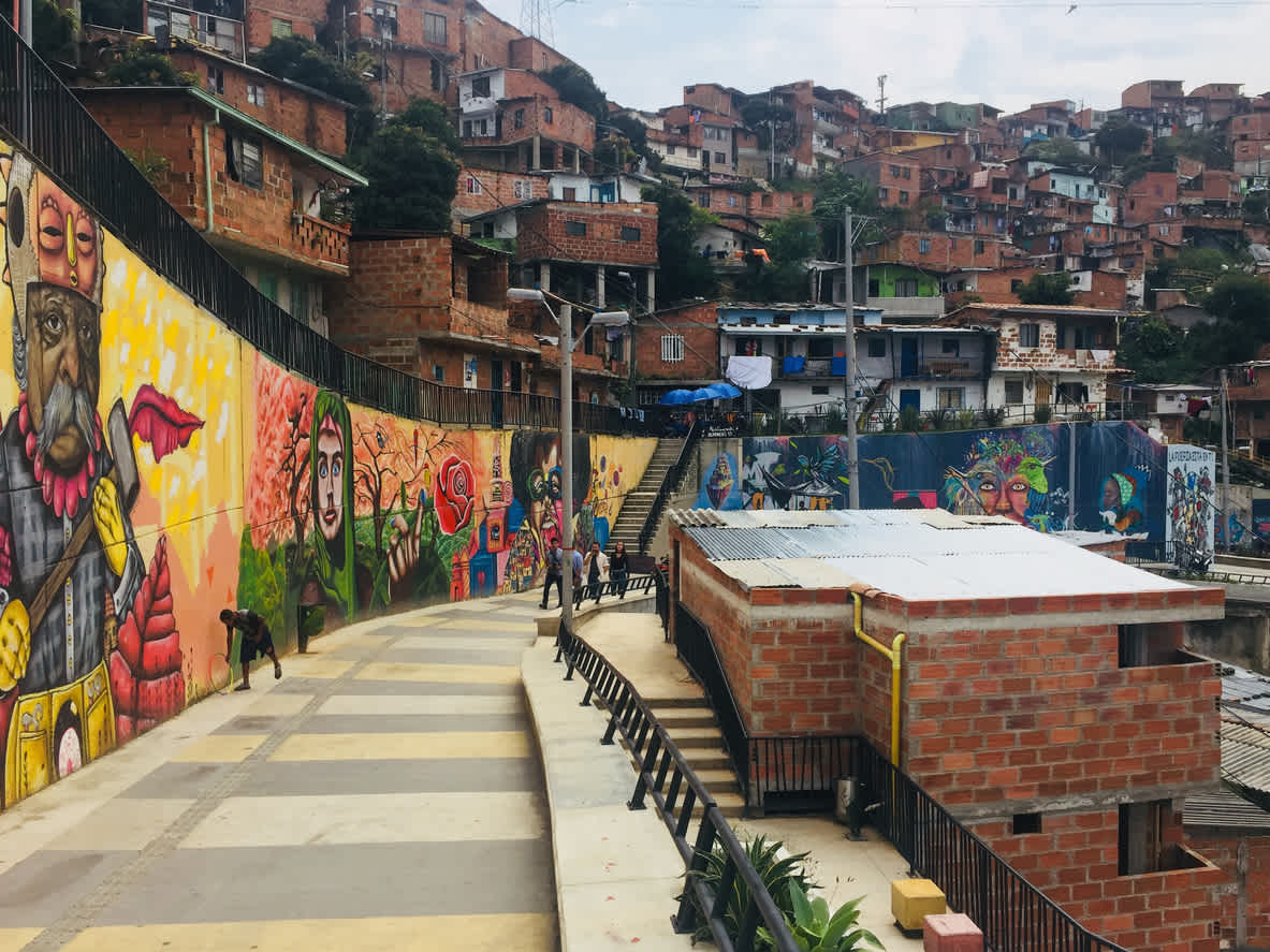 Straße in der Comuna 13 in Medellín in Kolumbien