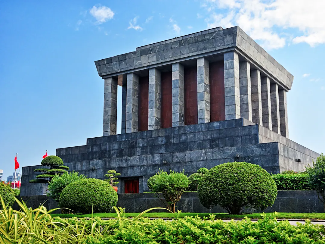 Vietnam, Hanoi, Ho-Chi-Minh-Mausoleum Historisches Monument umgeben von gepflegten Gärten. Hanoi, Vietnam.