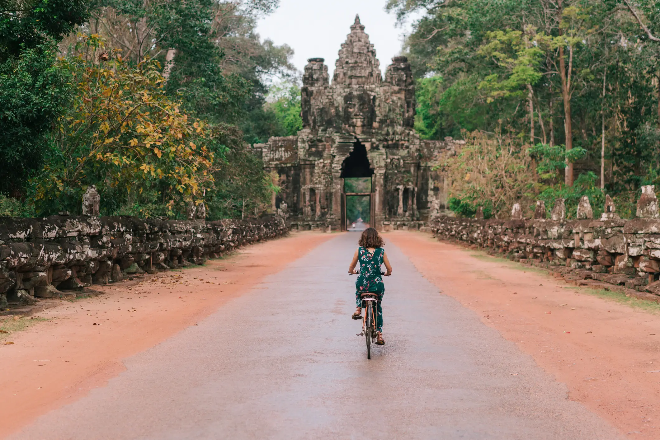 Fahrradfahren, Angkor Wat, Kambodscha Junge kaukasische Frau beim Fahrradfahren in Angkor Wat, Siem Reap, Kambodscha