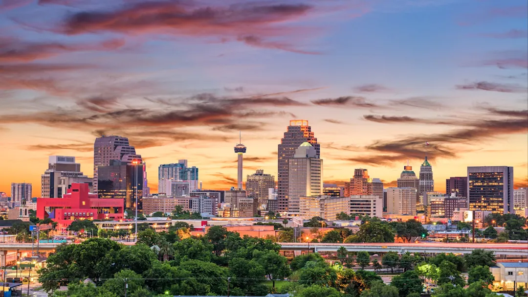 Skyline von San Antonio bei Sonnenuntergang mit buntem Himmel. San Antonio, Texas, Vereinigte Staaten.