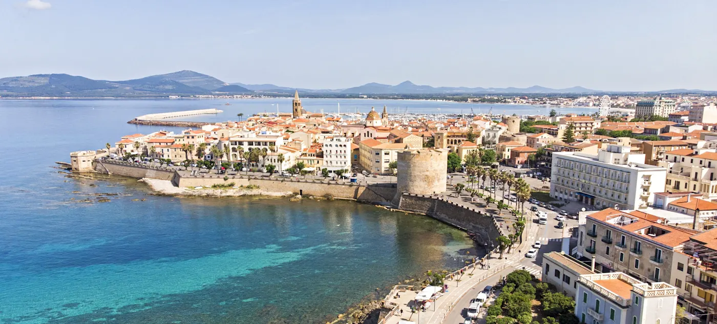 Alghero, Sardinien, Italien Blick auf Alghero mit der Altstadt, dem Hafen und dem türkisfarbenen Meer, Sardinien, Italien.