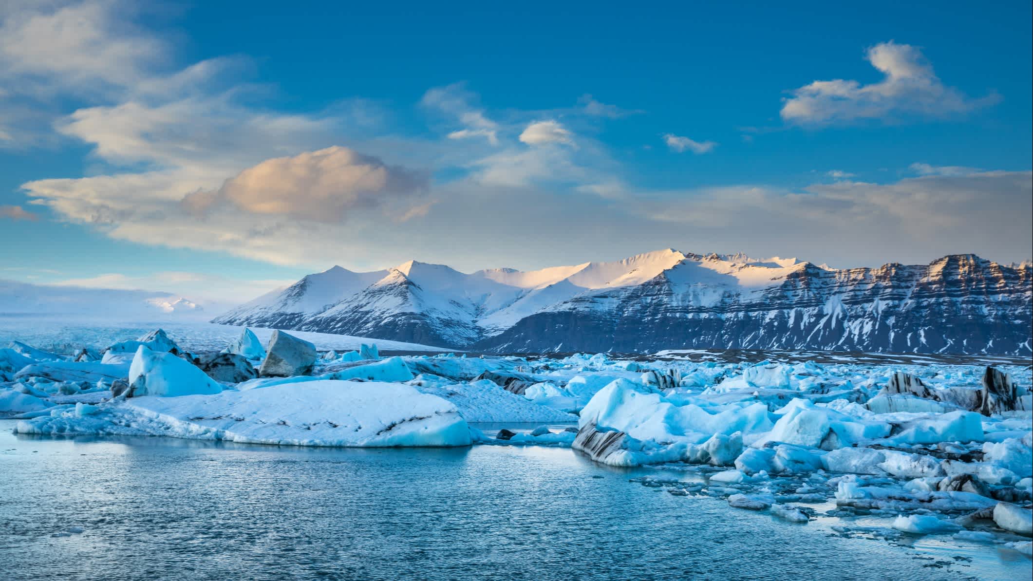Des icebergs bleus flottent dans la lagune près du glacier Vatnajokull, Islande.

