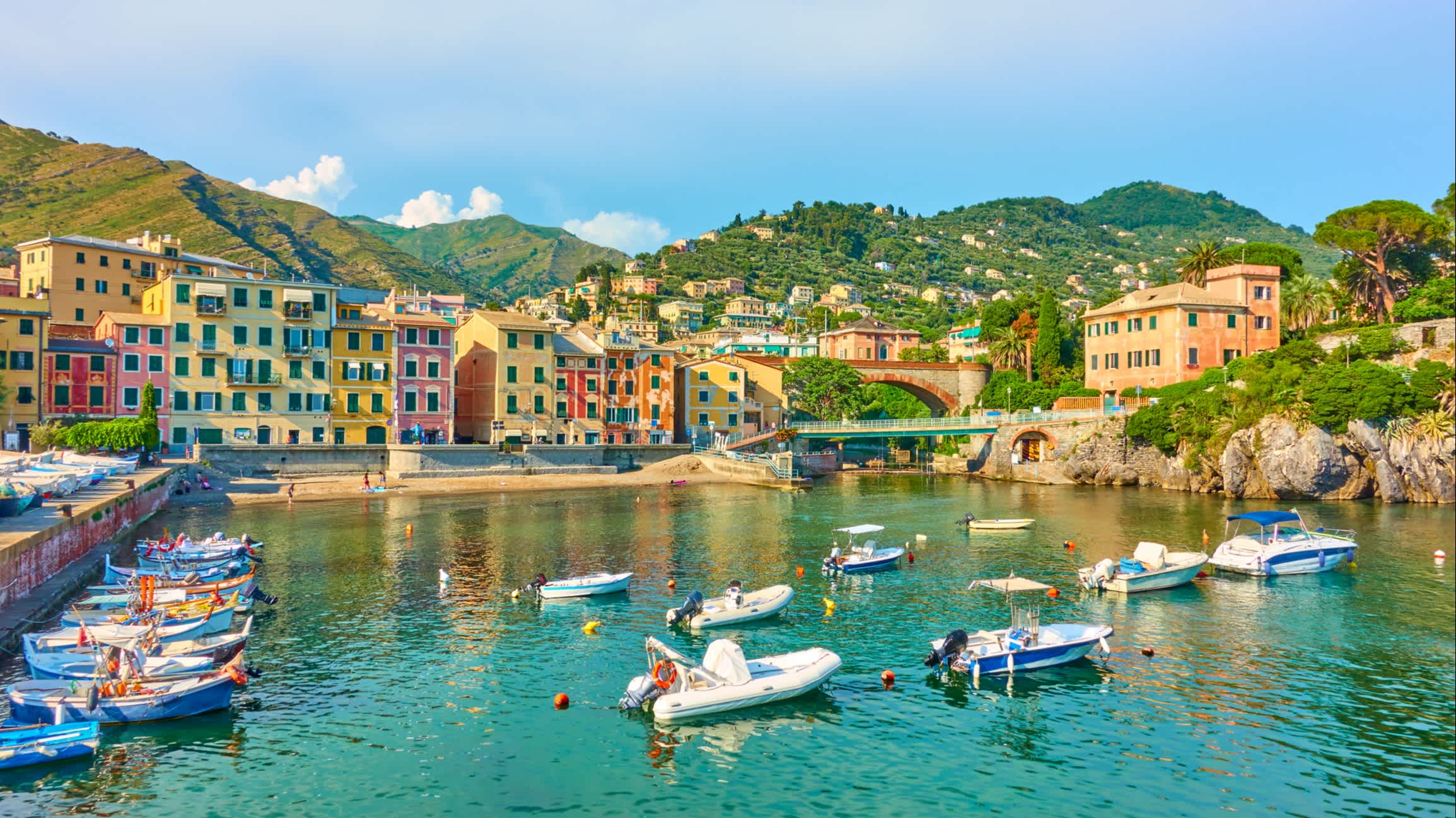 Bateaux sur l'eau entouré de bâtiments colorés, à Gênes, en Italie

