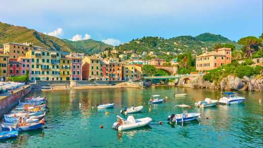 Bateaux sur l'eau entouré de bâtiments colorés, à Gênes, en Italie


