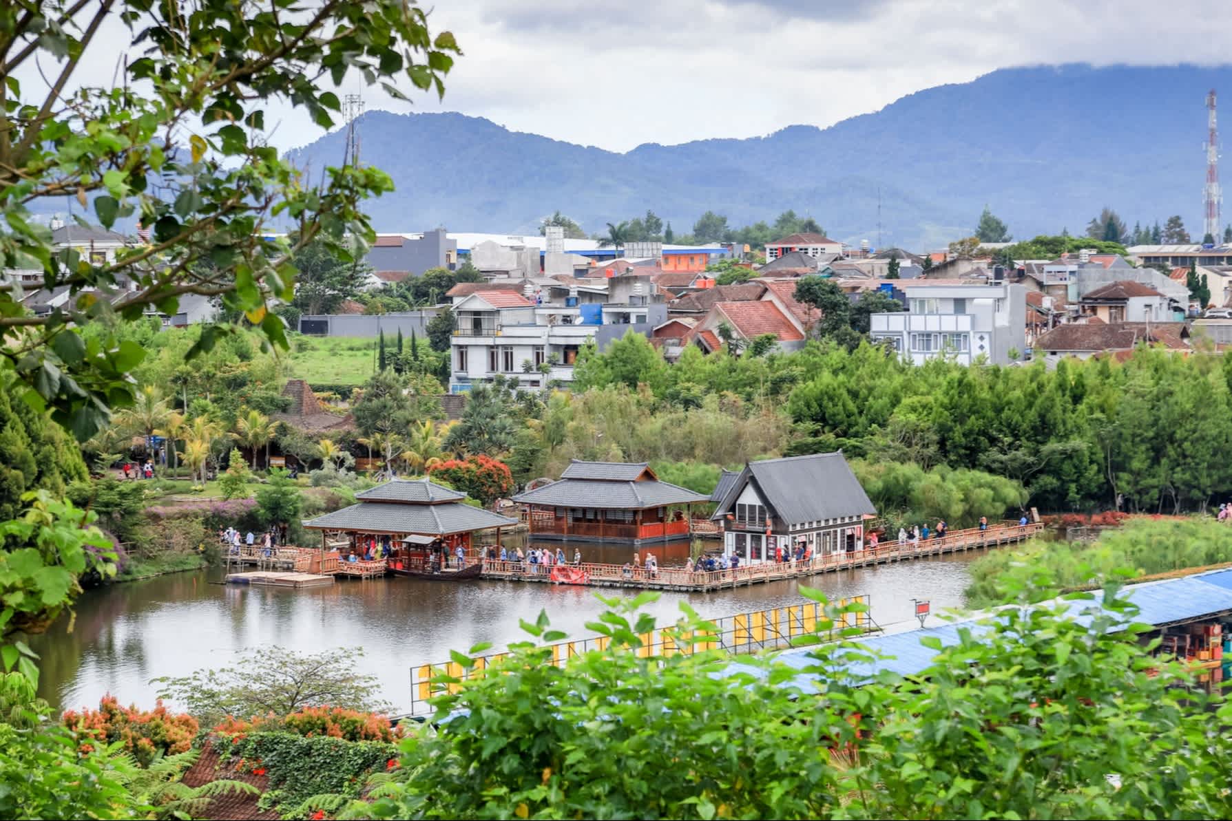 Outdoor-Park mit Blumen in Bandung, Java, Indonesien

