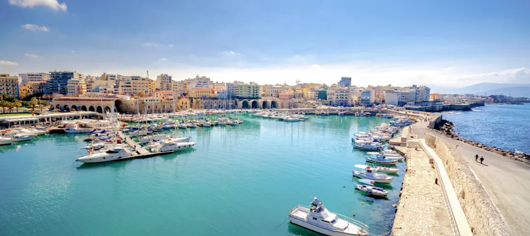 Hafen von Heraklion mit Yachten und Gebäuden am Ufer. Heraklion, Kreta, Griechenland.
