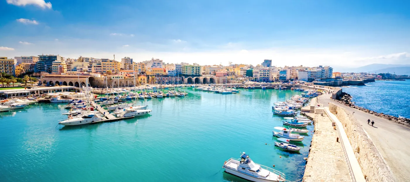 Heraklion, Kreta, Griechenland Hafen von Heraklion mit Yachten und Gebäuden am Ufer. Heraklion, Kreta, Griechenland.
