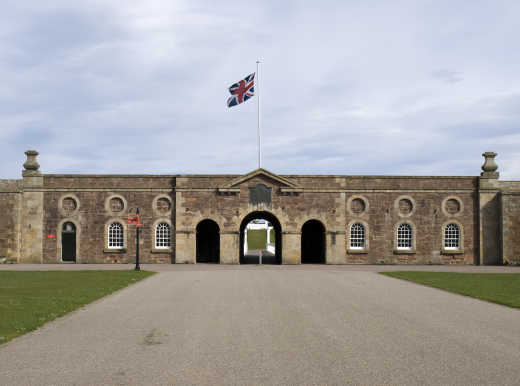 Blick auf die Festung mit Flagge