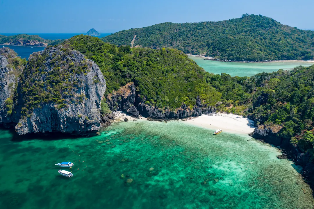 Thailand, Krabi, Koh Phi Phi Luftaufnahme des Nui Beach an der Westküste von Koh Phi Phi, Krabi, Thailand.