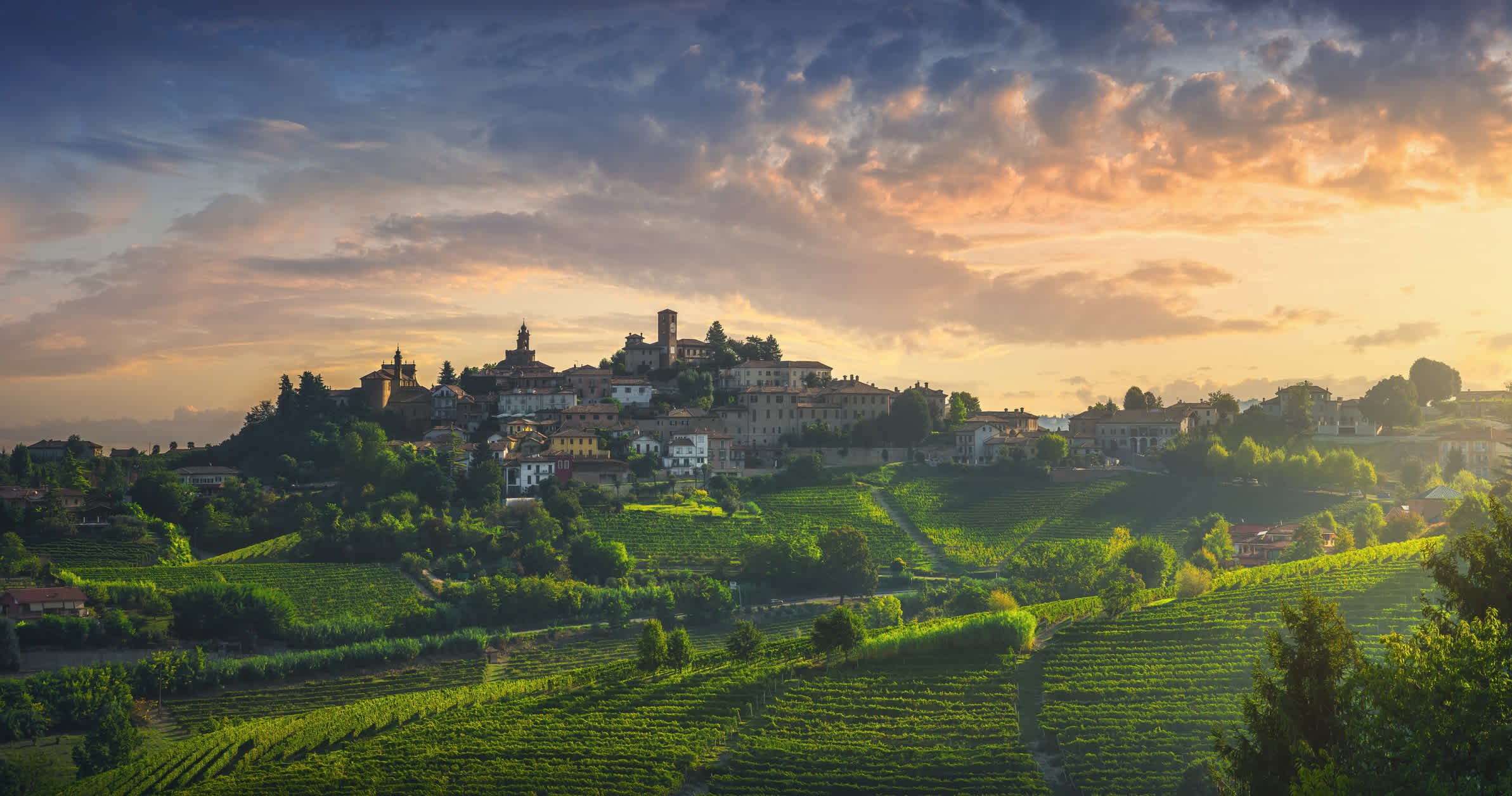 Neive Dorf und Langhe Weinberge, Piemont, Italien Europa