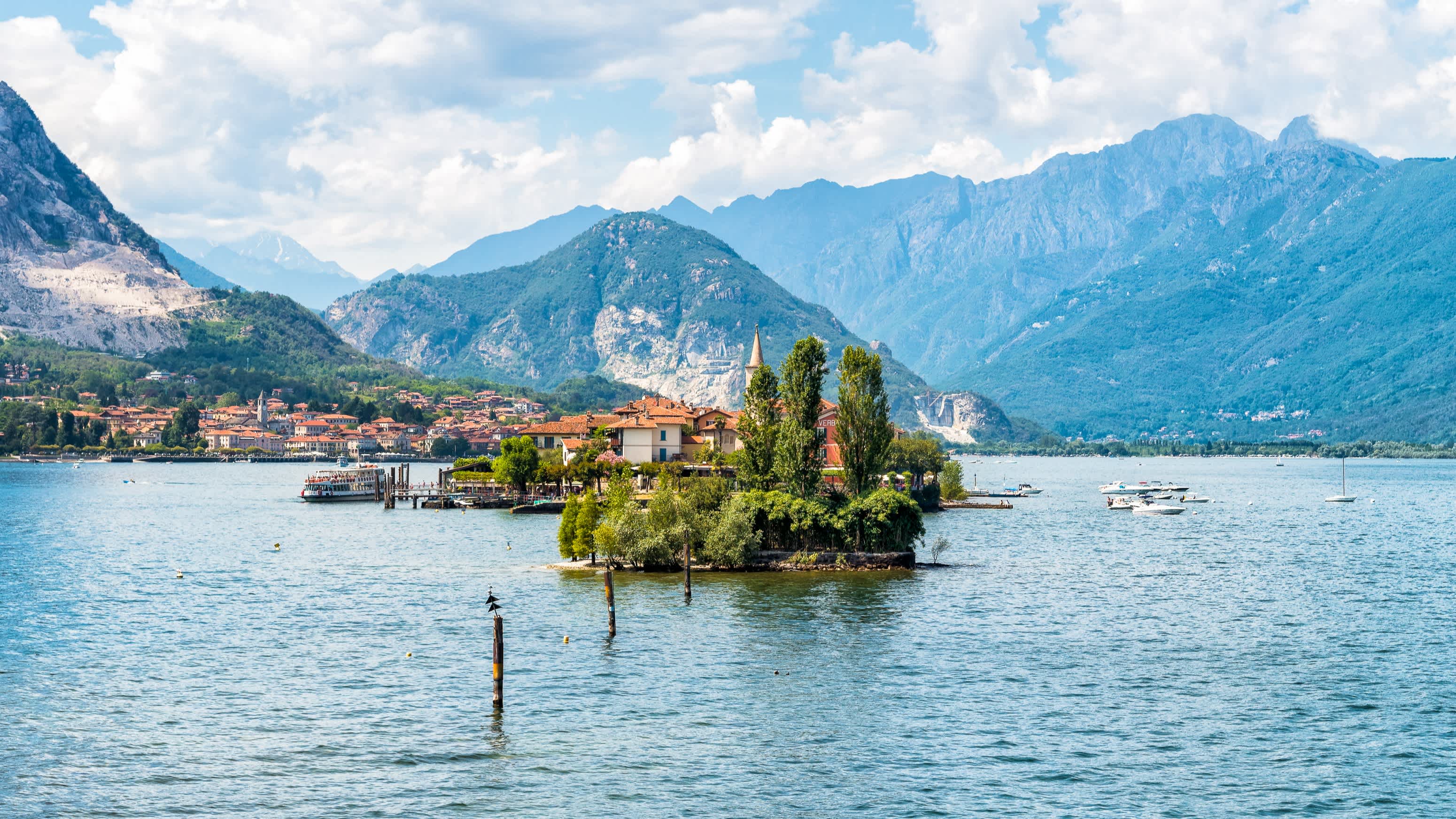 Landschaft des Lago Maggiore mit Fischerinsel, Piemont, Italien


