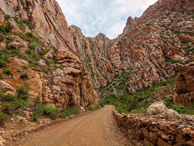 Südafrika, Swartbergpass Swartbergpass mit kurvenreicher Bergstraße und atemberaubender Landschaft, Südafrika.