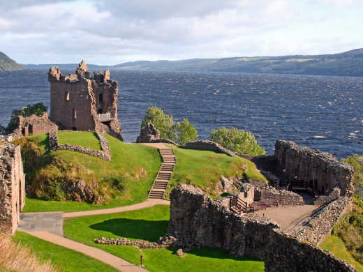 Château historique au bord du lac du Loch Ness, en Écosse