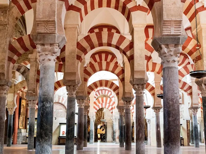 Córdoba, Mezquita-Kathedrale, Spanien Die ikonischen Bögen im Inneren der Mezquita-Kathedrale. Córdoba, Andalusien, Spanien.