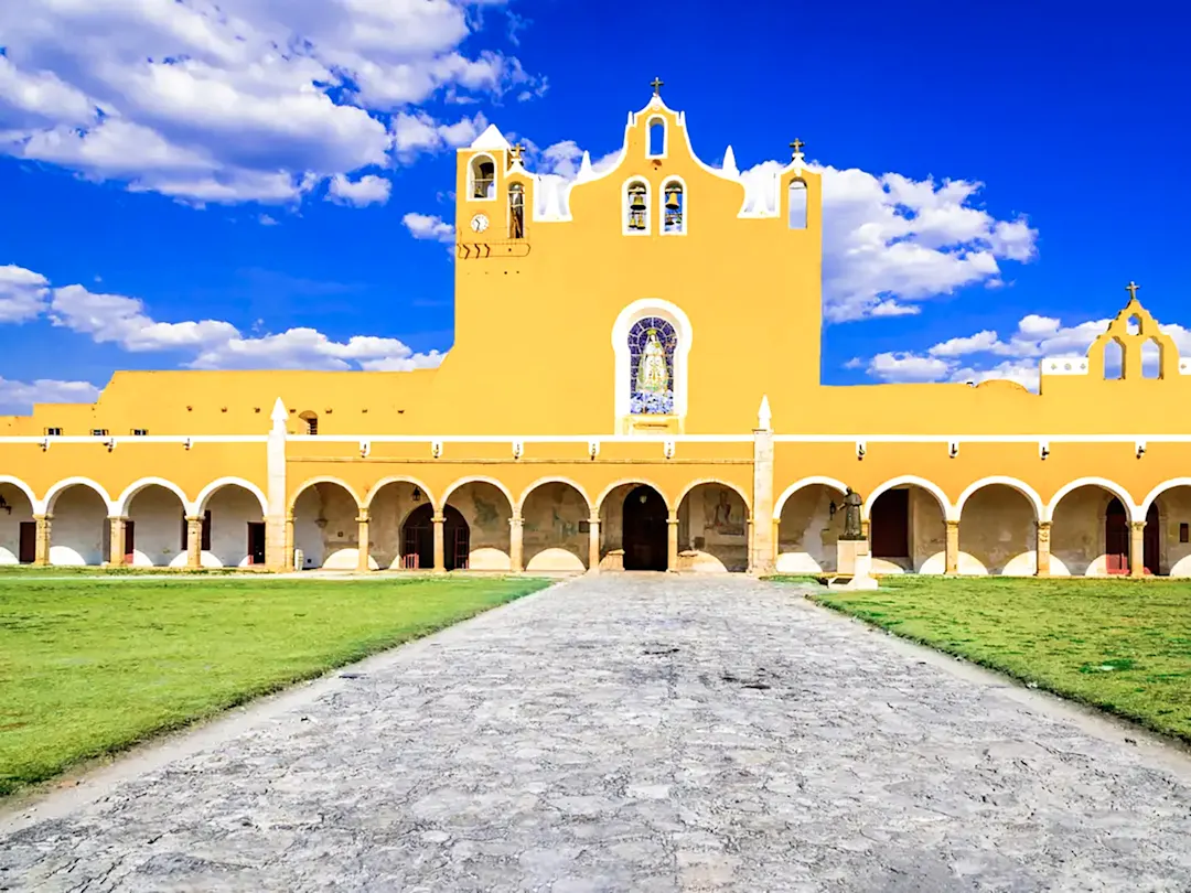 Gelbes Franziskanerkloster mit Bögen. Izamal, Yucatán, Mexiko.
