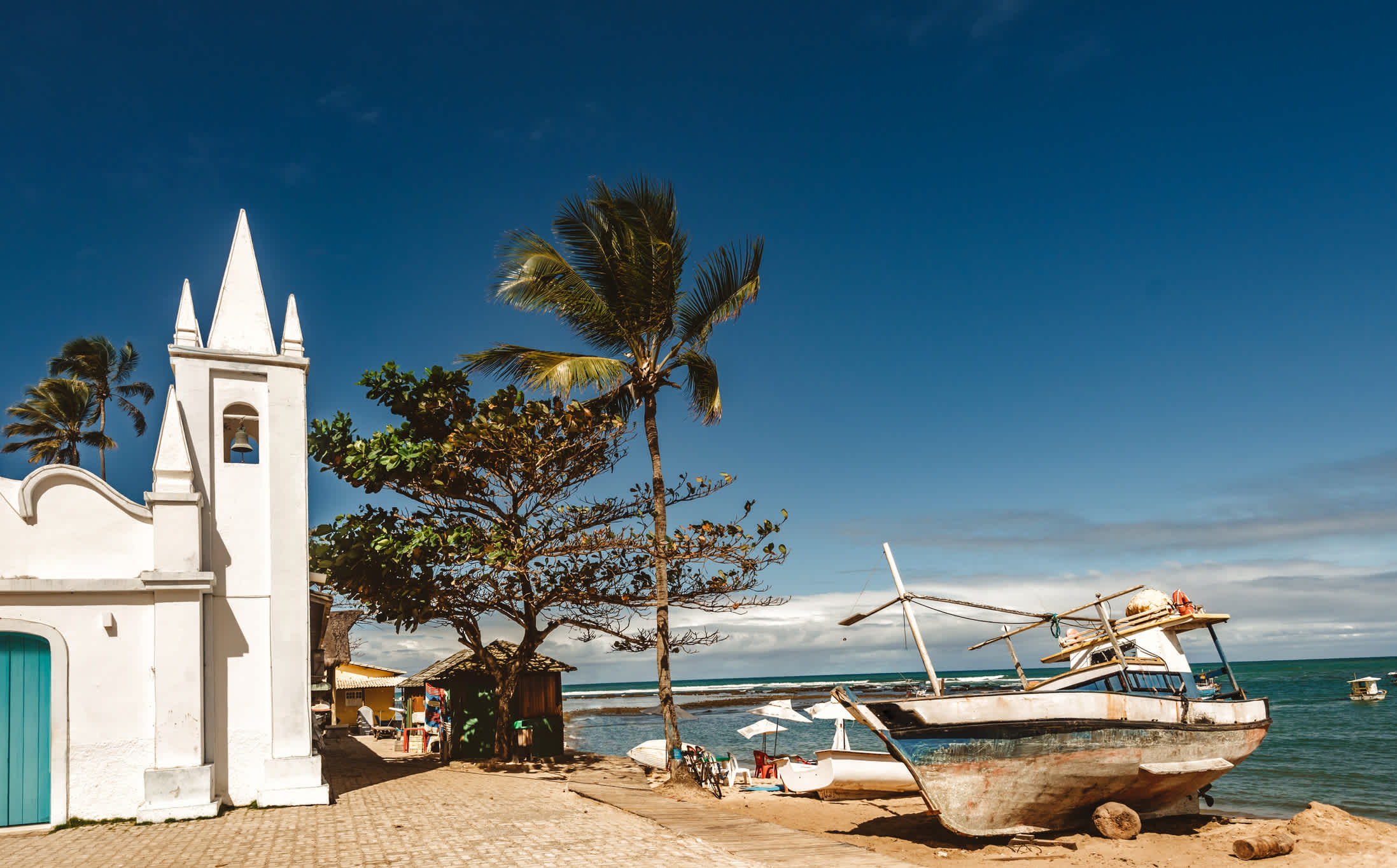 Fischerboot im Sand am Strand in Praia do Forte, Brasilien.
