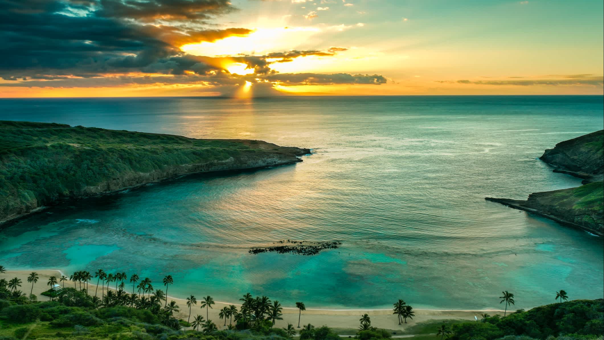 Sonnenaufgang über der Hanauma Bay auf Oahu, Hawaii, USA.