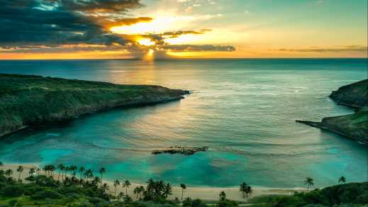 Sonnenaufgang über der Hanauma Bay auf Oahu, Hawaii, USA.