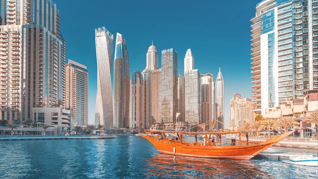 Panoramablick auf den Hafen von Dubai und die hohen Wolkenkratzer, VAE.

